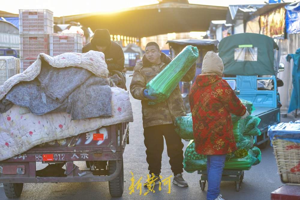 济南这家农产品市场凌晨两三点开工，菜篮子价格稳定