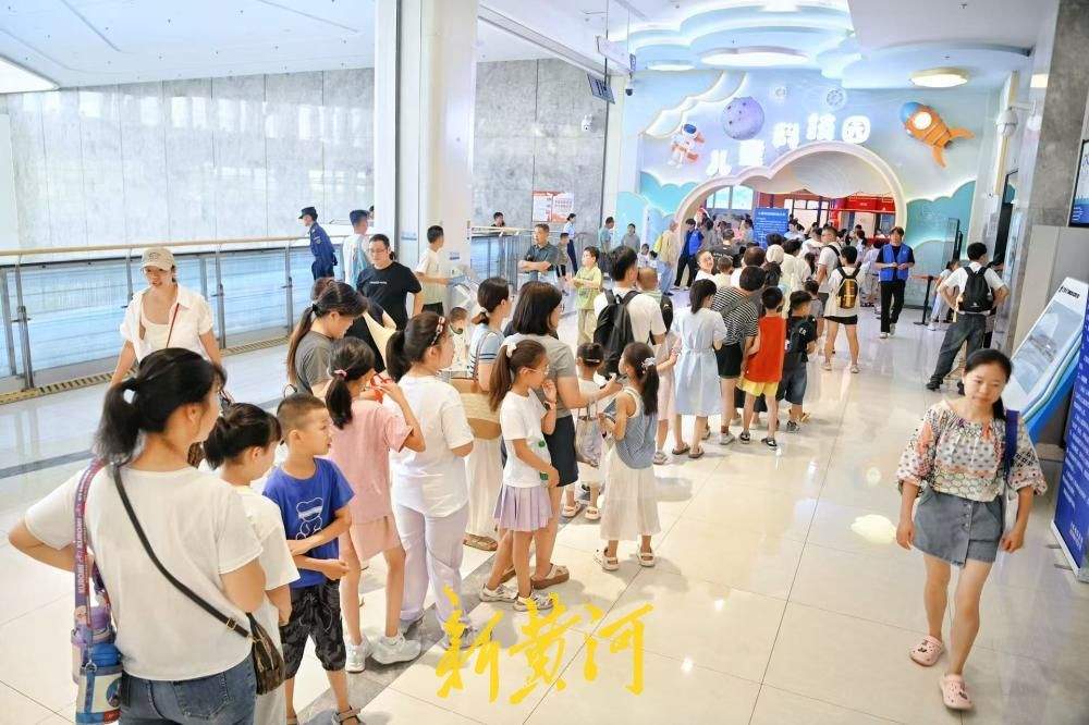 排队打卡热度不减，山东省科技馆儿童科技园暑期人气爆棚