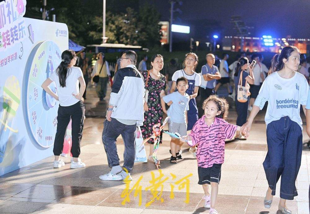 泉城广场上享秋凉 “唱享泉城音乐汇”热度不减