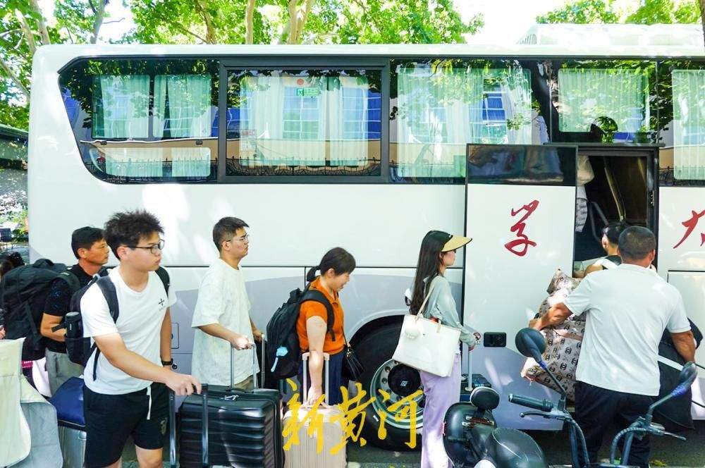 暖心接站迎新生，山东大学多站点护航开学季