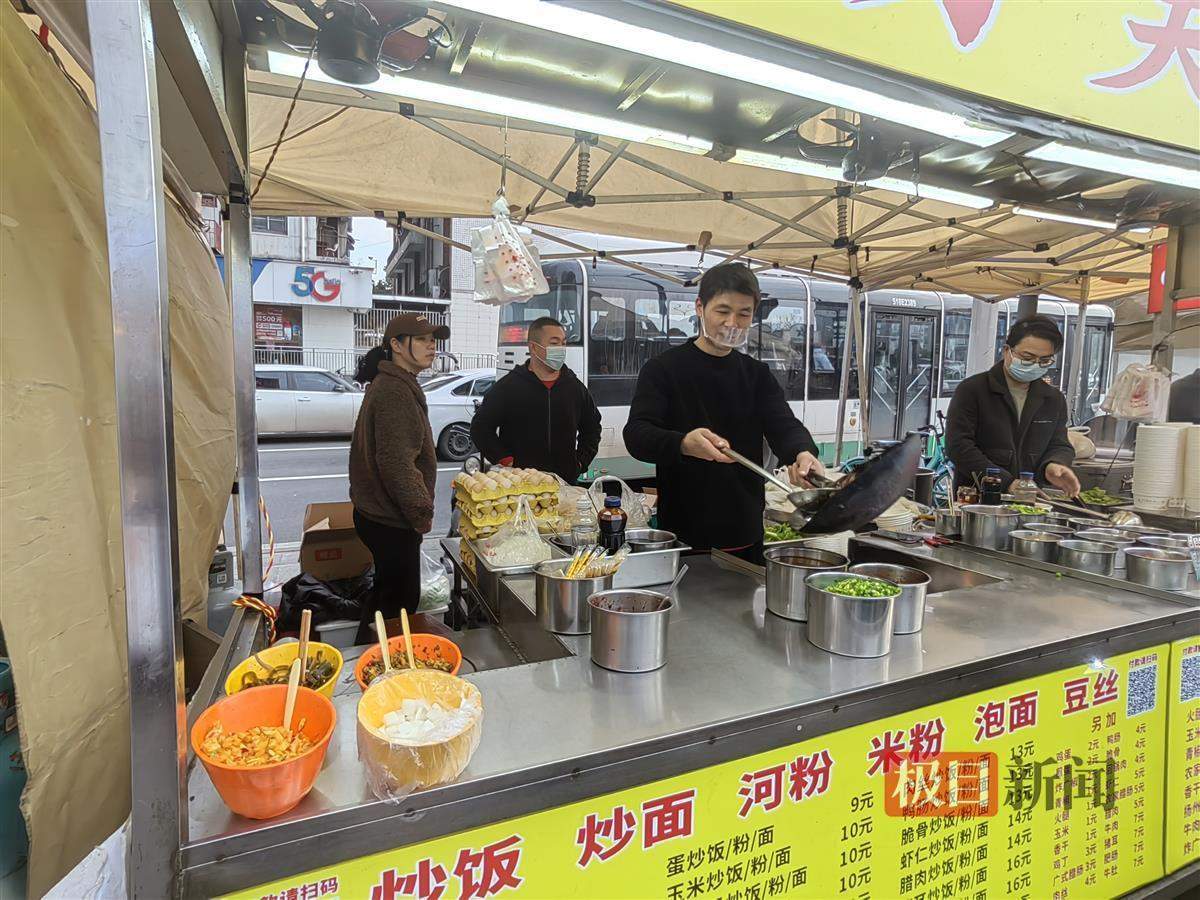 90后小伙摆摊炒饭走红网络引来网友“在线征婚”，本人回应：已有相亲对象正在接触