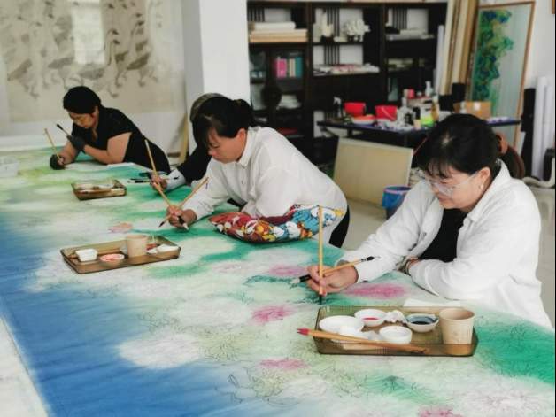 开屏见“好”｜从灶台到画案，她们用一支画笔，让巨野牡丹惊艳世界