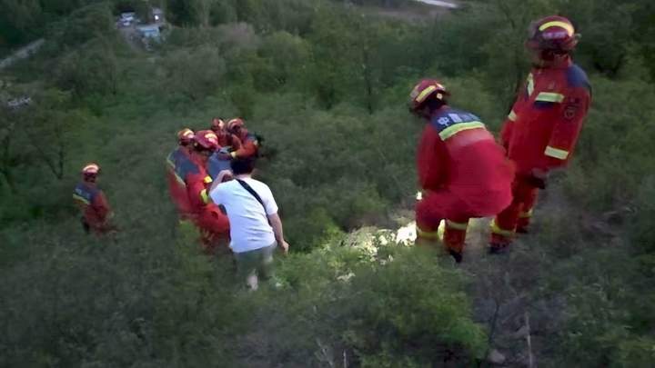 济南一对情侣登山迷路被困半山腰，多亏有他们