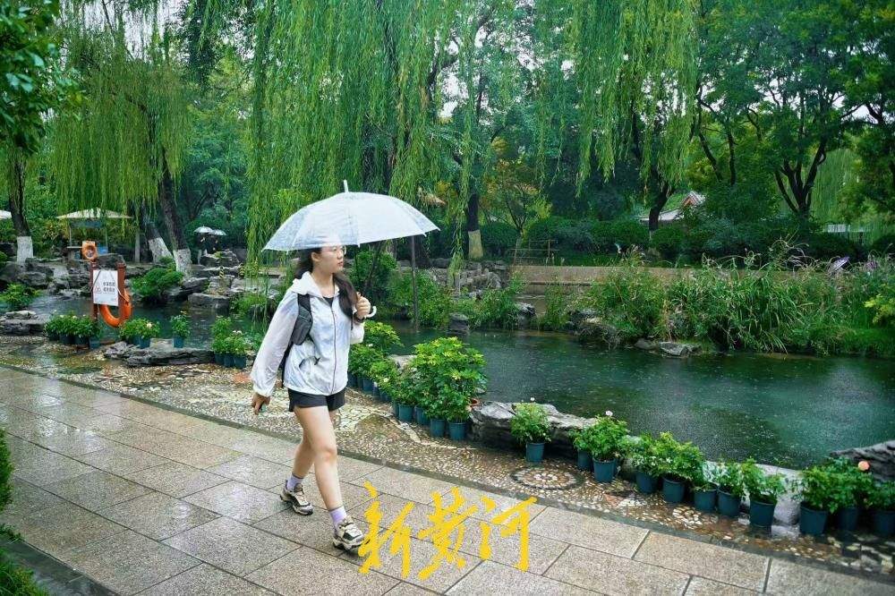 三伏天降雨消酷暑 烟雨五龙潭引游客撑伞游园赏泉