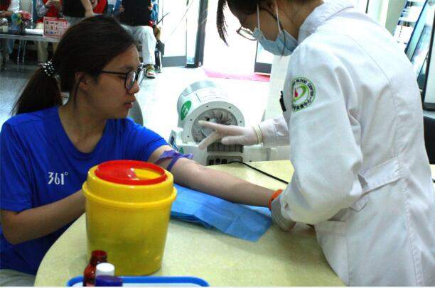 融媒·画像丨十本献血证、三千公里骑行数，以及四块半程马拉松奖牌——21岁姑娘的“别样勋章”