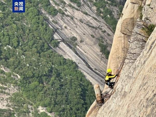 海拔2160米悬崖上作业 华山长空栈道更换钢索安全升级