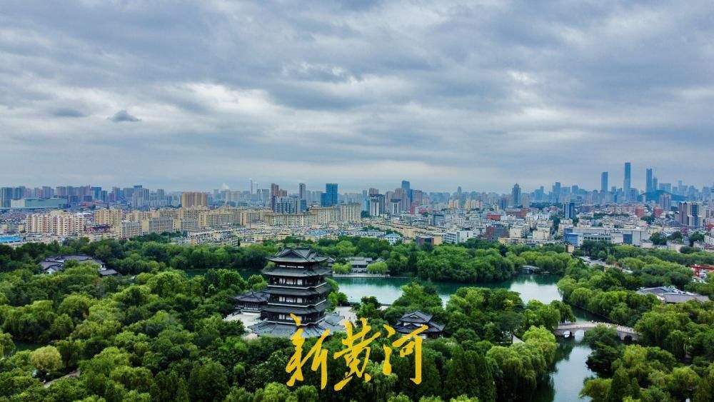 乌云长驱直入济南上空，午后强对流蓄势待发