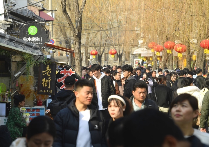 风和日丽游客人从众济南古城游春日有活力