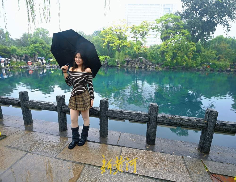 一年四季 泉在济南丨国庆假期迎秋雨，济南五龙潭泉畔烟雨朦胧引游人驻足