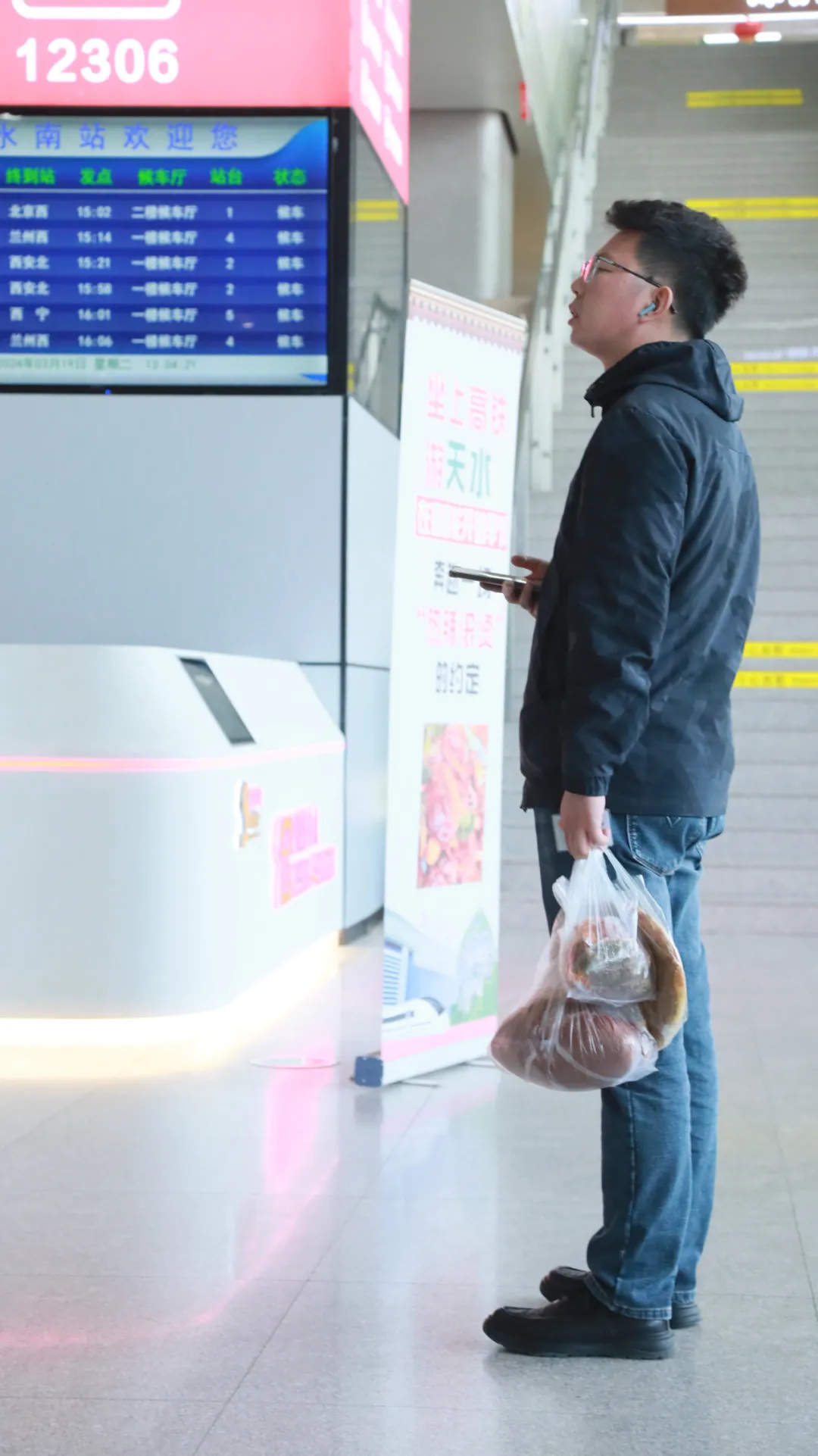 高铁站又现神秘打包盒，麻辣烫稳居“带货”榜首