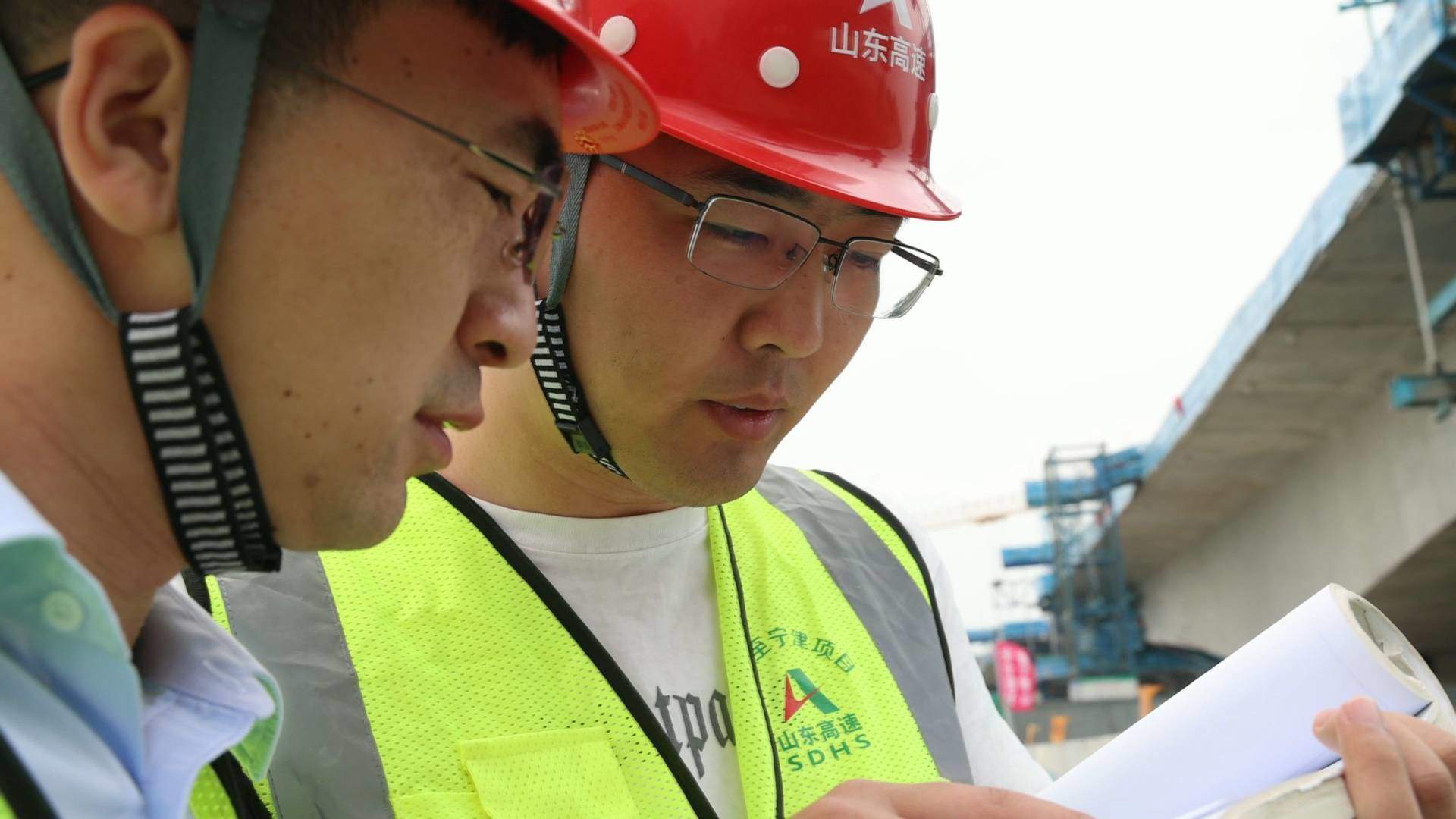 青春筑梦高速路 心无旁骛勇担当 一睹济南至宁津高速青年的young子｜青春思政课