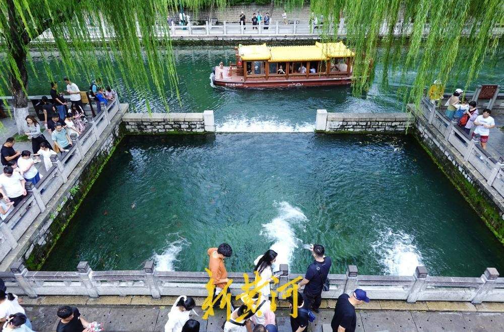 济南：黑虎泉地下水位重回30米大关 “黑虎啸月”盛景引客来