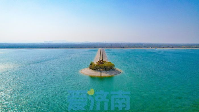 日前,爱济南记者在济南玉清湖水库采访时,发现水库西侧有一处形似青岛