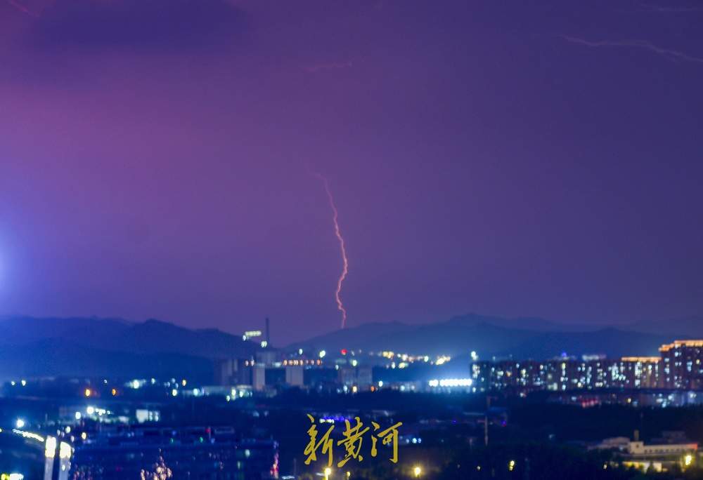 闪电当空劈下，震撼似科幻大片！昨晚的泉城夜空惊艳了
