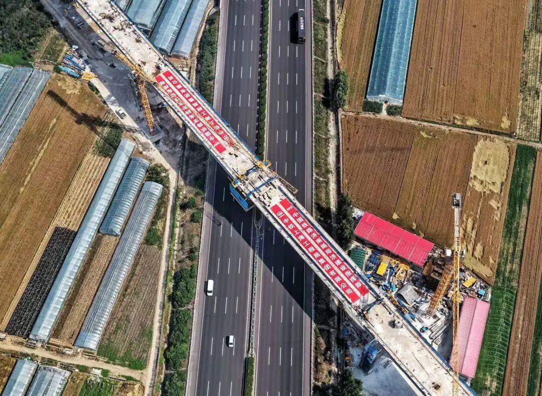 超1.8万吨“空中巨梁”实现对接，潍宿高铁跨京沪高速连续梁合龙