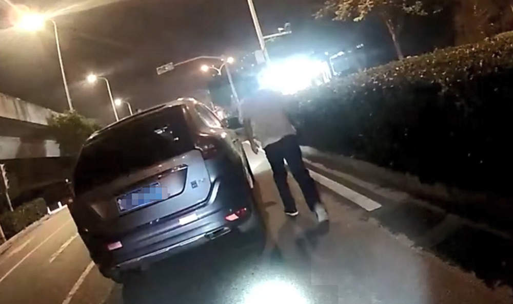 济南一男子醉驾被查后竟撒腿狂奔逃跑，仅一分钟后被发现