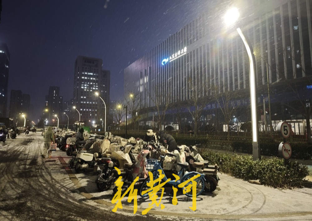 济南迎立春后首场降雪，薄雪覆城更添年味