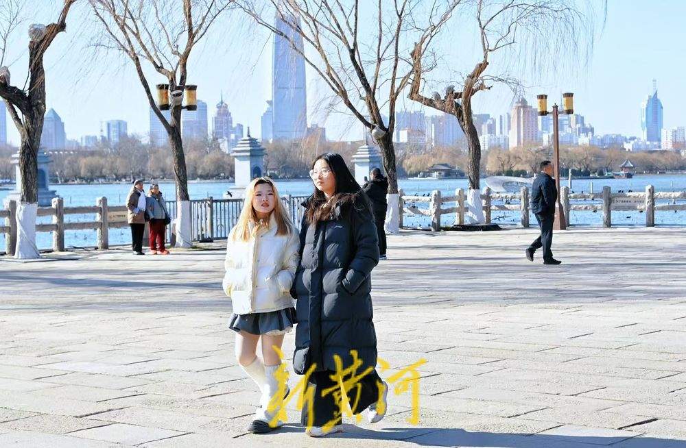 泉城“三九”寒潮来袭，市民游客游览大明湖热情不减