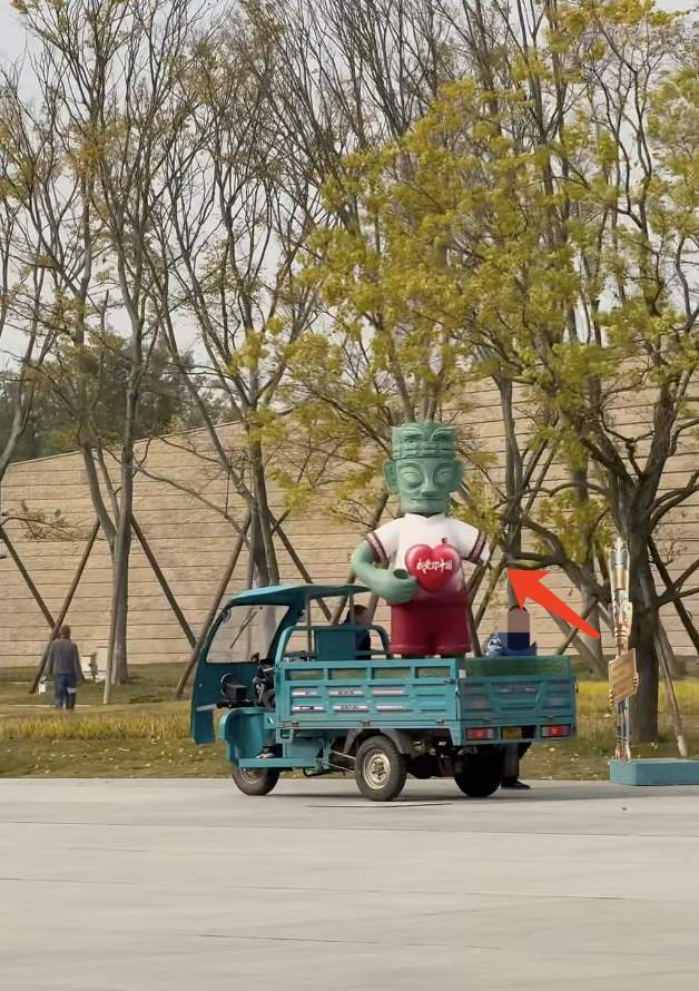 三星堆青铜造型雕塑手臂被游客掰断？博物馆：情况属实