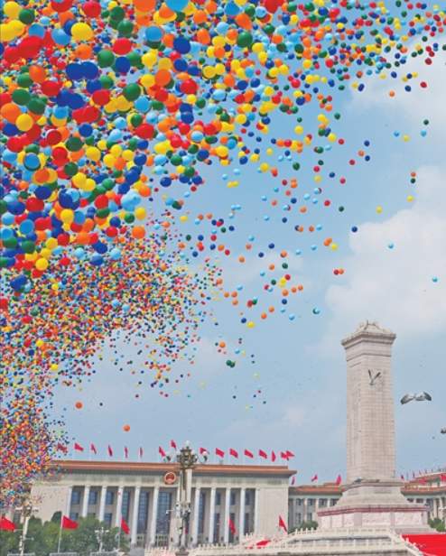 纪念大会现场放飞的8万只气球去哪儿了？