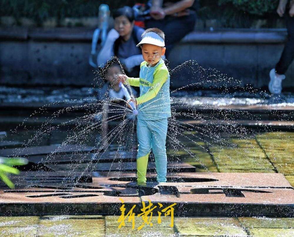 热闹中收官！五龙潭泉水畔上演欢乐亲子戏水图景