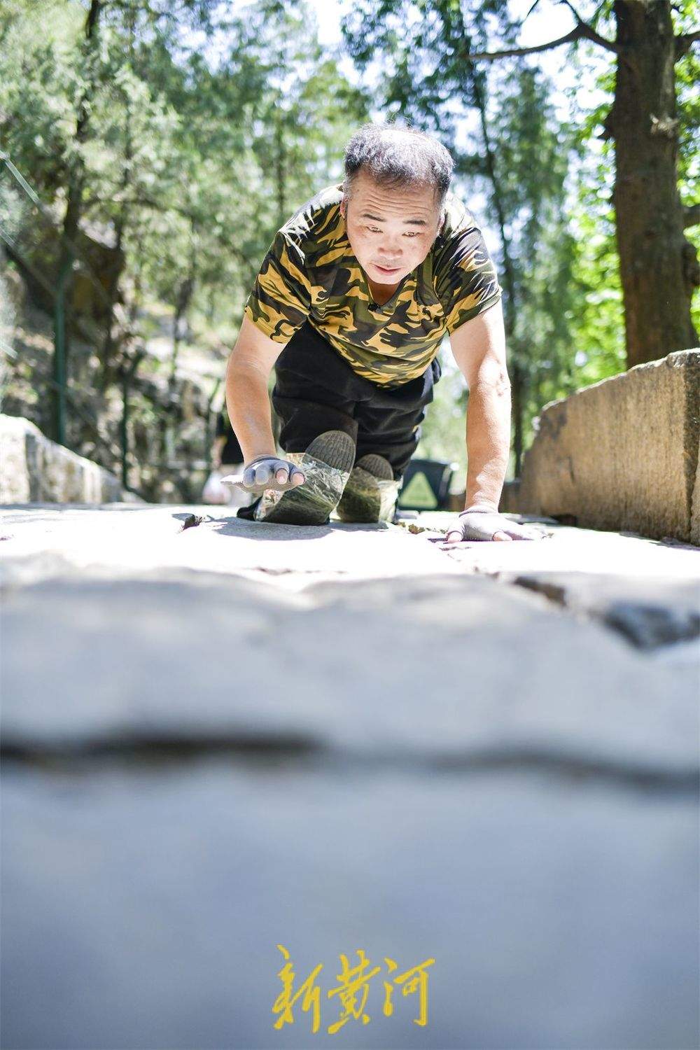 “无腿行者”高温下攀登泰山，他用双膝丈量生命高度