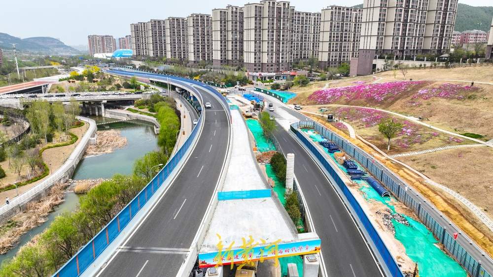 济南网红花卉山坡建起弧形匝道，将连通二环南路快速路 