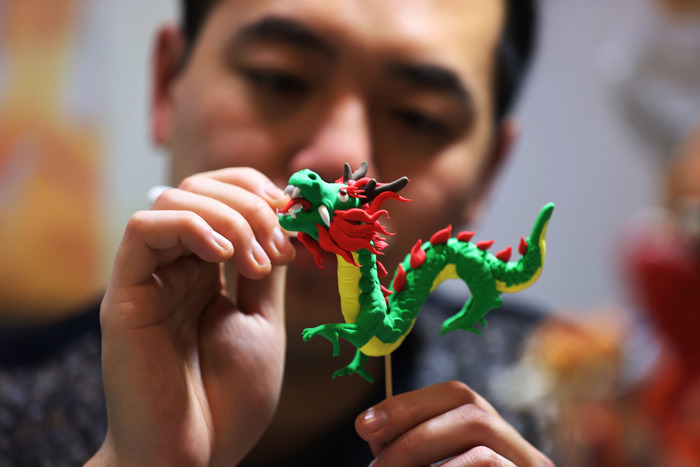 农历兔年岁尾,龙年临近,济南民间面塑艺人梁长乐创作了"兔龙传福""