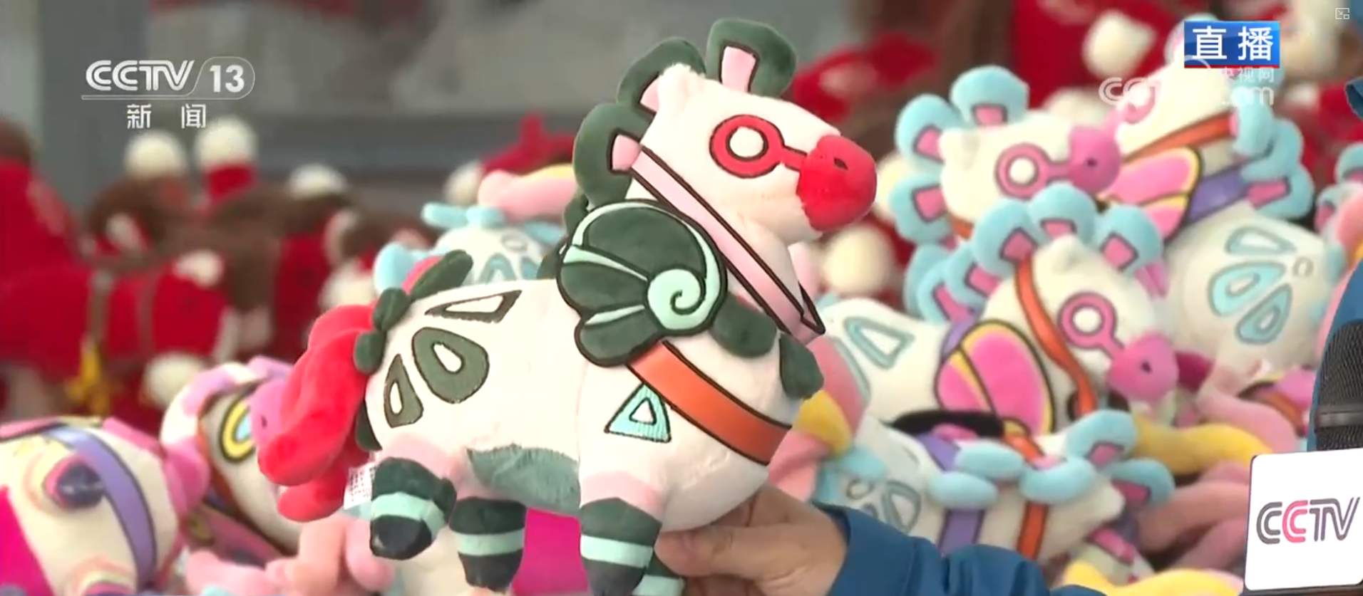 马年文创订单火爆促企业“马不停蹄”生产 年货市场热气腾腾年味足