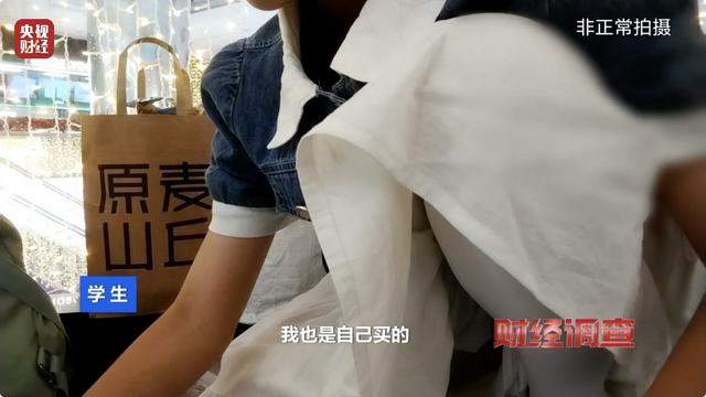 贫穷限制了想象!12岁女孩豪掷5万元买高阶卡牌 买卡不炫等于白买