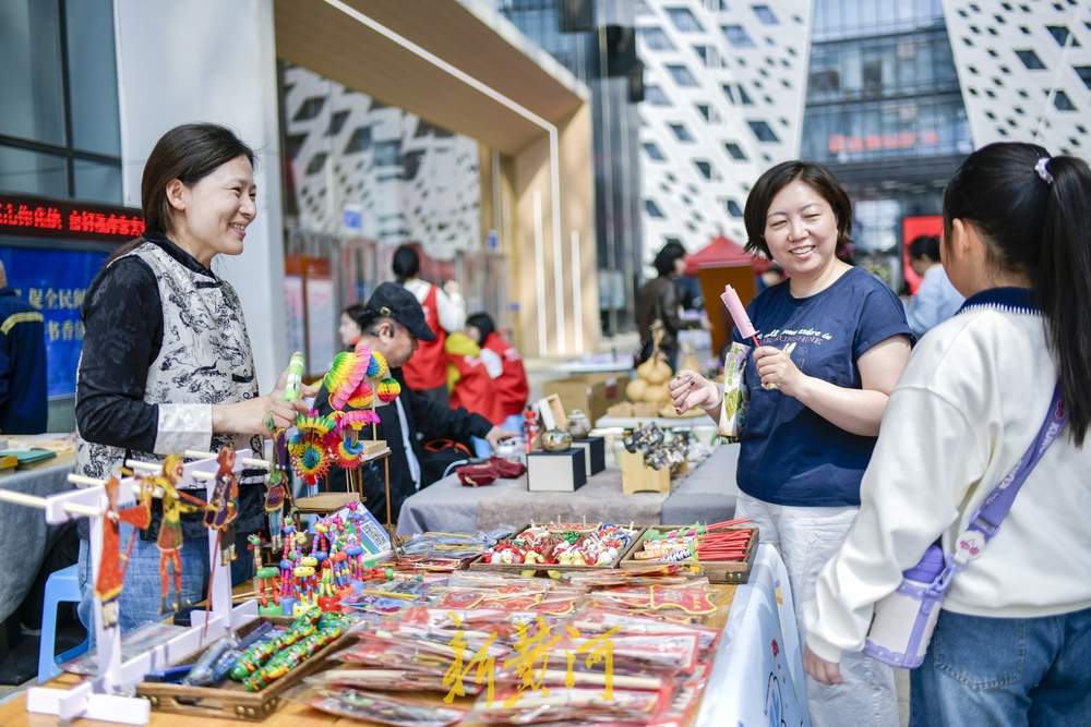 济南市图书馆举办书香文化市集，科技和非遗擦出创新的火花