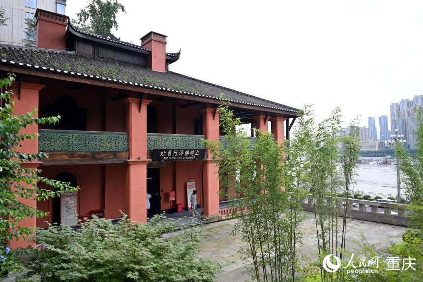 行进中国丨山城江岸，消费起新风