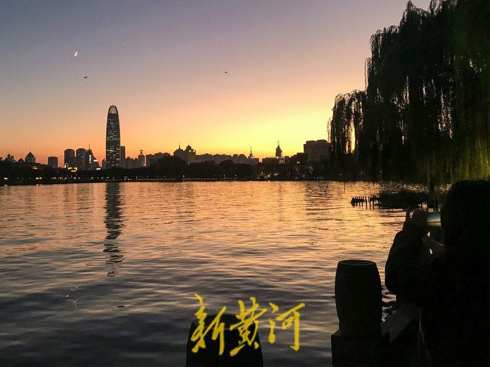 唯美浪漫！大明湖畔欣赏“金星伴月”