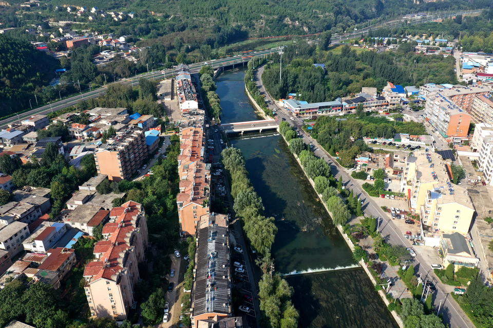 济南南山古镇旧貌换新颜，山水环绕成游客打卡点