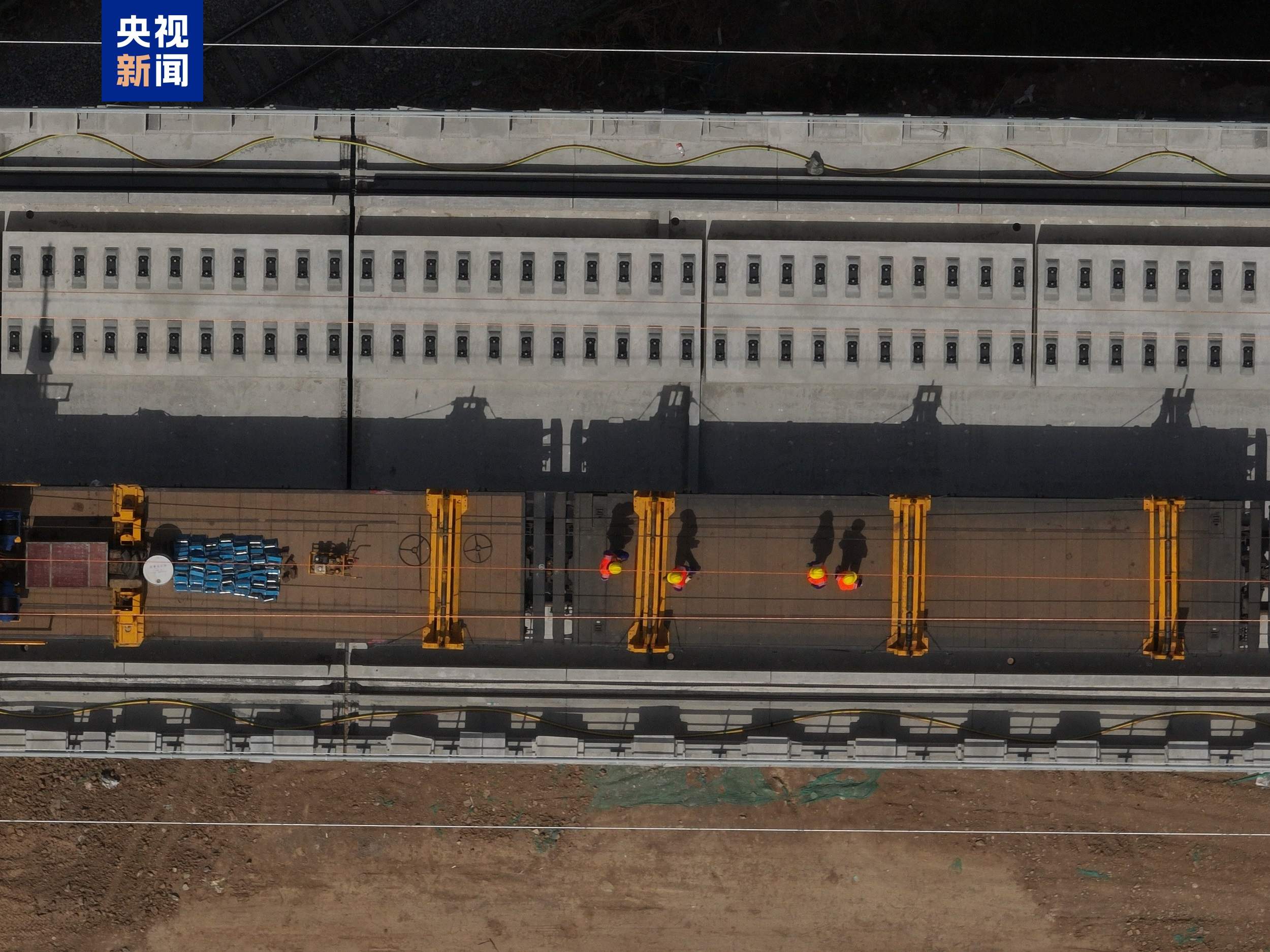 陕北革命老区首条高铁铺轨施工 西安→延安将缩短至1小时