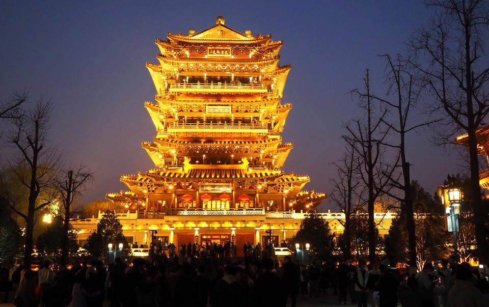 白天渐长，超然楼、天下第一泉迎春花灯会亮灯时间推迟