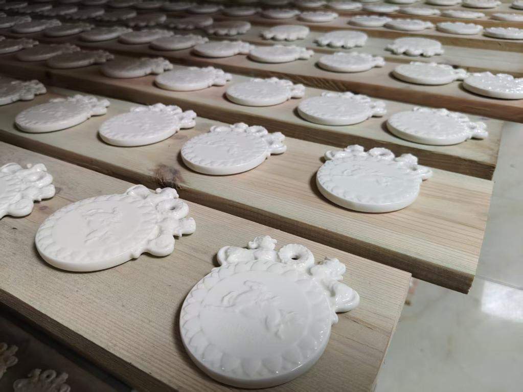 从窑火到赛道：千年定瓷技艺“跨界”半马奖牌