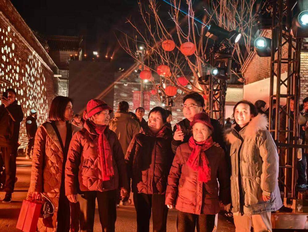 临沂小伙一家受邀夜游宛平城：母亲满足的笑容比任何光影都要亮