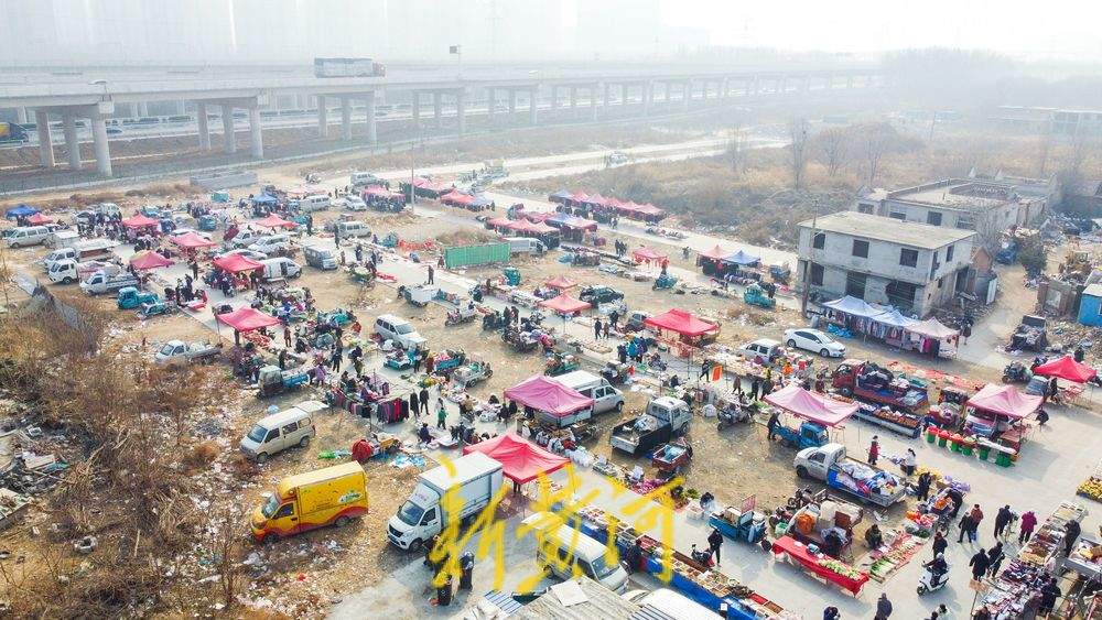 济南王府大集迎客流高峰，年货摊位如彩带装点乡村