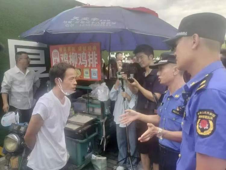 “鸡排哥”走红之后忙出“班味”？有景区开始蹭热度，城管将增派人手维持秩序