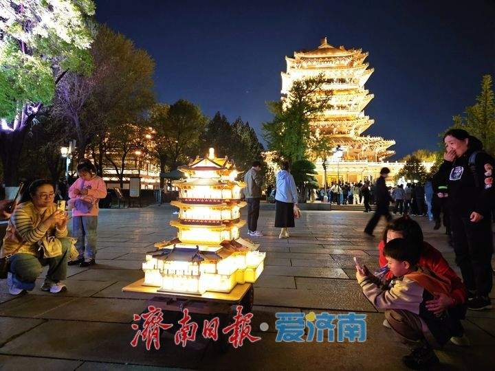 惊艳亮相！“小超然楼”吸引游客驻足围观