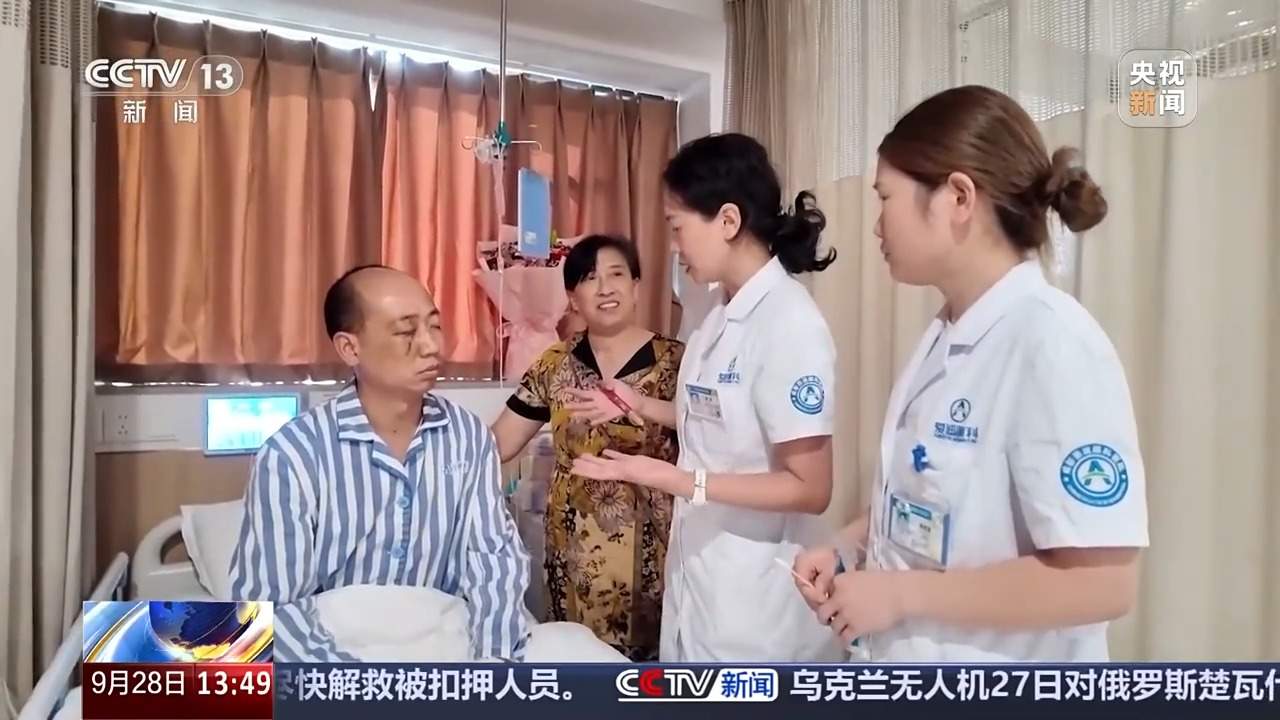 钢筋突然击碎玻璃 公交司机“盲驾”保全乘客