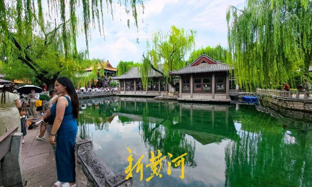 济南：清泉倒映蓝天白云 持续高温难挡出游热