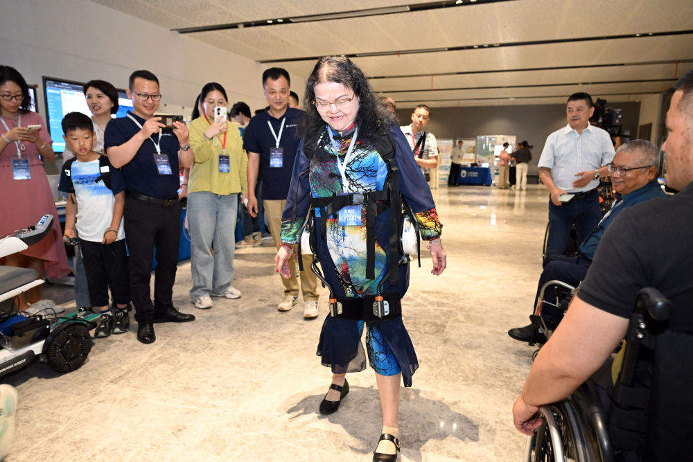 外骨骼机器人怎样安全走入寻常百姓家?