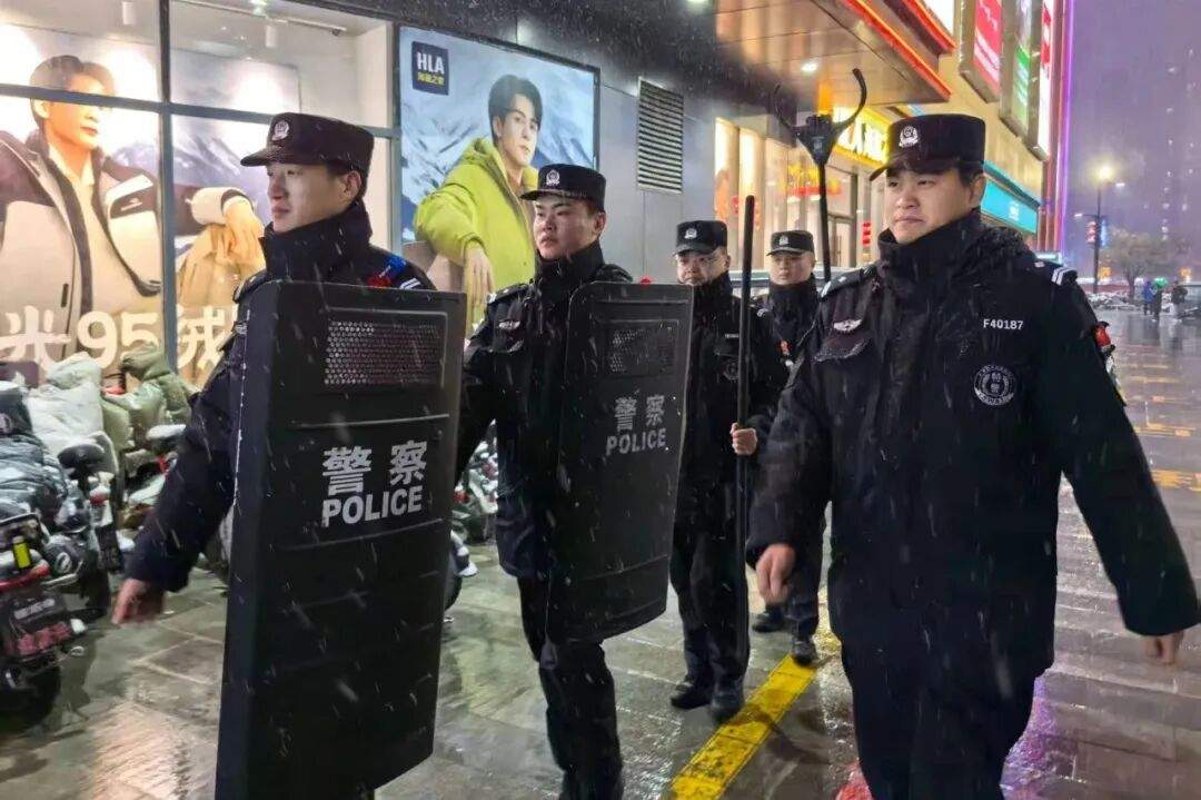外交部点赞!山东交警街头为过往车辆擦雪,暖了一座城