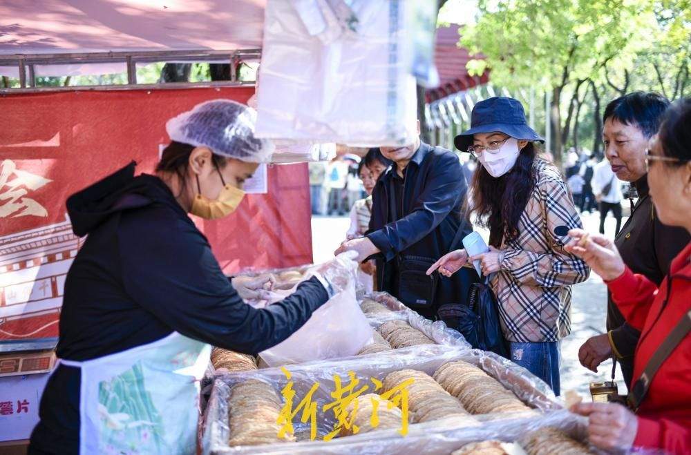 国庆市集开进千佛山登山主路，非遗文创风味小吃烟火气十足