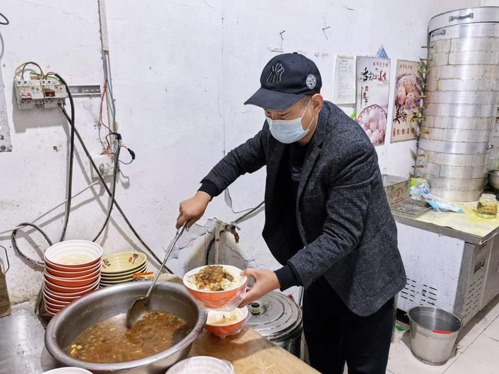 3元一碗面，面和卤子随便加 济南零工市场旁有家“爱心面”