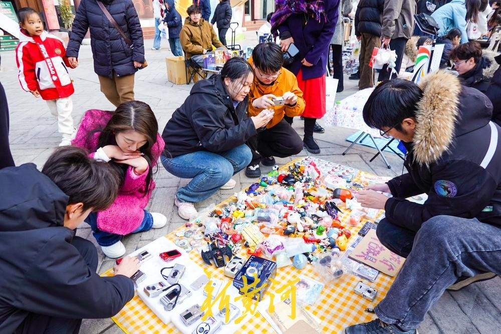 济南大观园周末夜市开张，烟火气里点亮“夜经济”