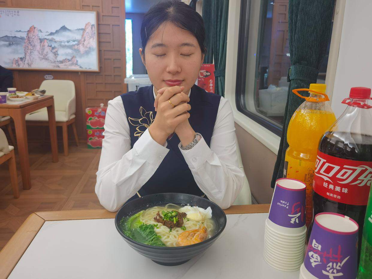 月满中秋夜 温情满归途——济南客运段广州车队乘务人员坚守岗位共度别样团圆节