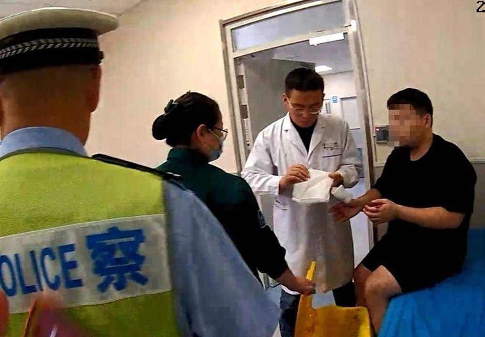 男子断指急就医，济南交警8分钟紧急护送